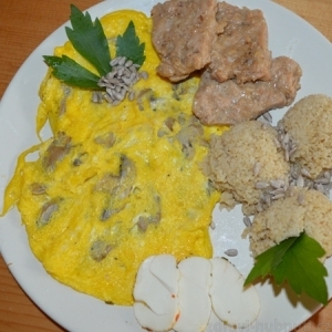 Vaječná omeleta a sójové maso s kuskusem